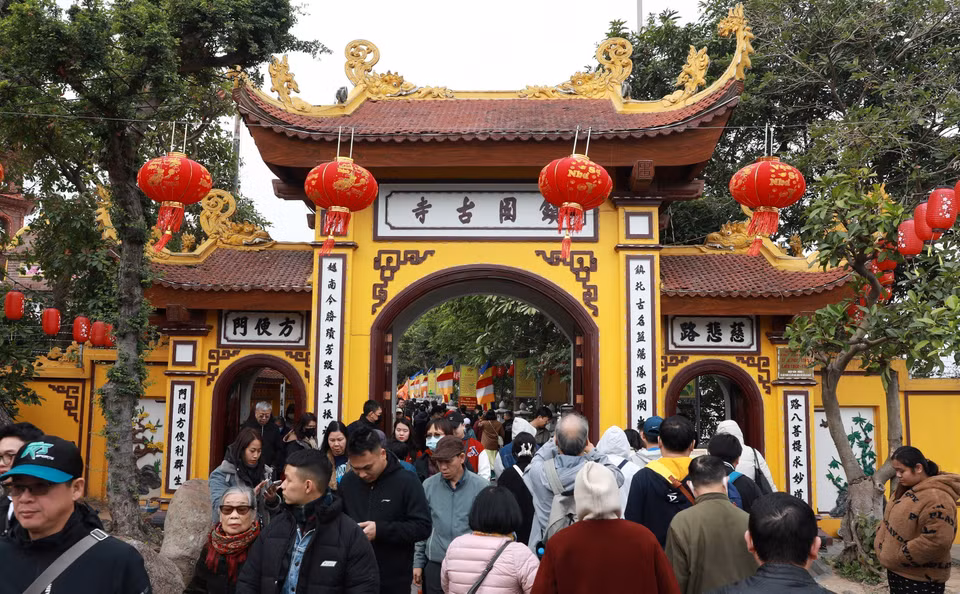大年初一清晨，河内市民前往镇国寺参拜，祈求新年家庭幸福美满。图自 越通社