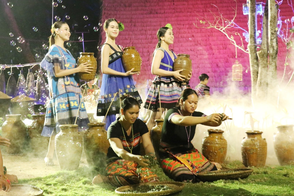 色彩斑斓的传统锦绣服饰是斯丁族同胞手工编织的民族服饰，首次在著名设计师明幸的创意下登上专业时装秀舞台。图自 越通社