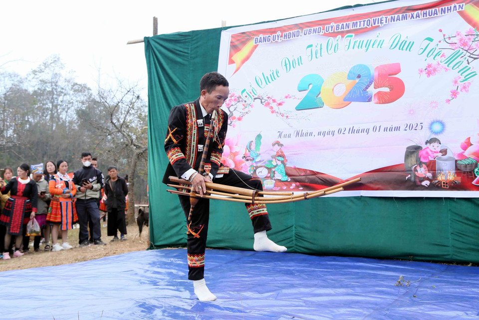 山罗省北安县华闲乡赫蒙族同胞进行芦笙舞表演。图自 越通社