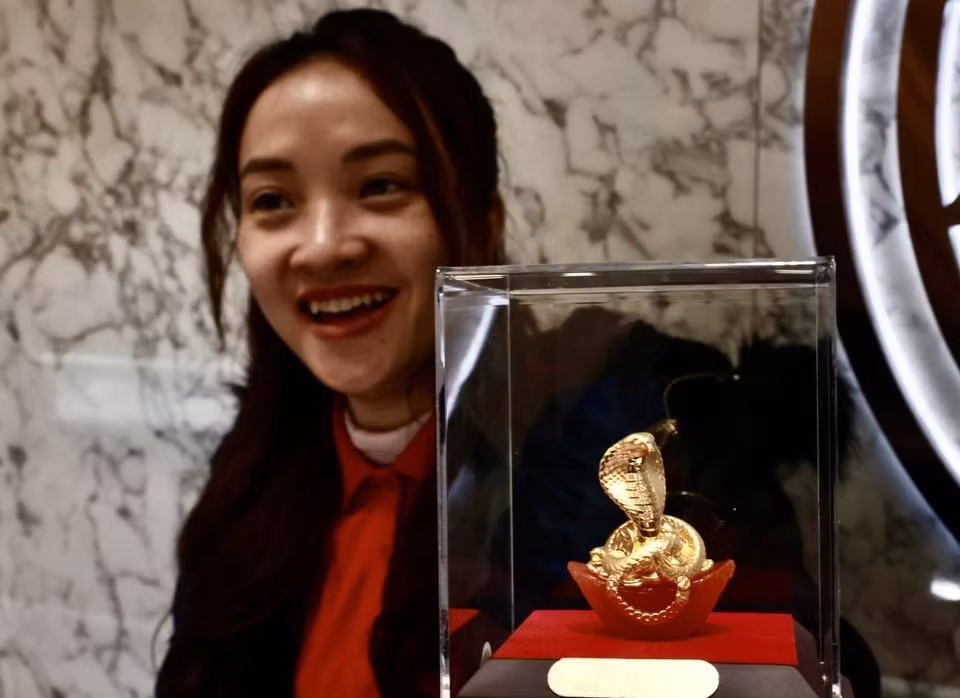 Doji黄金公司推出乙巳年生肖吉祥物的黄金制品。图自 越通社