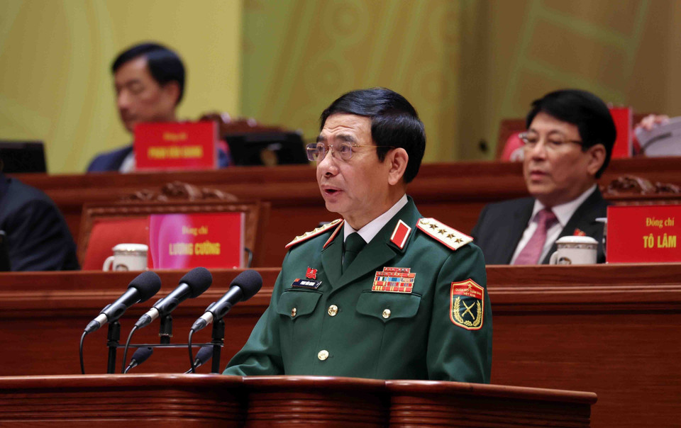 越共中央政治局委员、中央军委副书记、国防部长潘文江大将就“建设革命化、正规化、精锐化、现代化的人民军队，发挥其在构建坚强、现代化国防中的中坚作用，并同人民安全体系和民心阵势建设任务相结合”主题作报告。图自 越通社