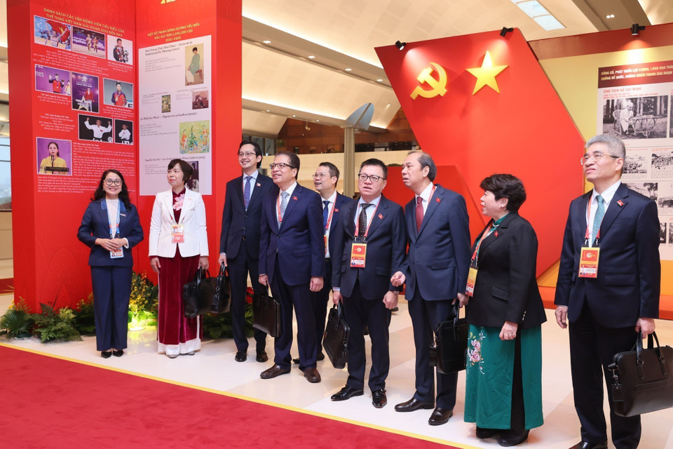 与会代表出席讨论会。图自 越通社