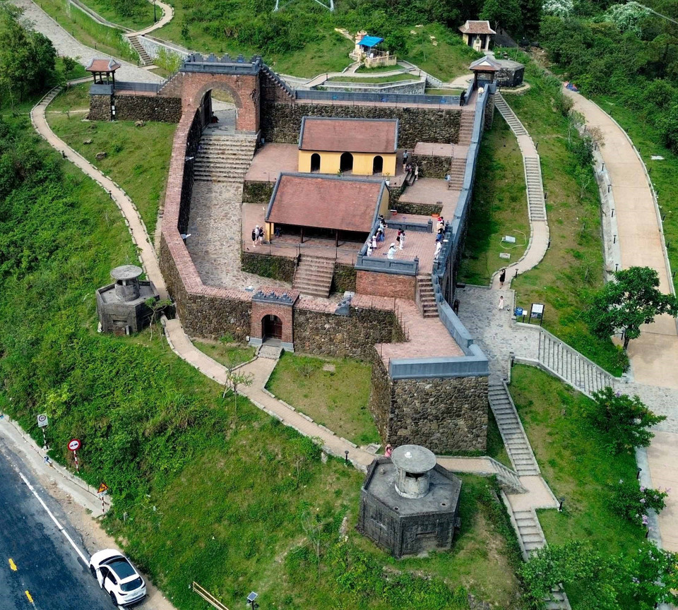 经过加固修缮，城墙体系与炮台再现出阮朝时期坚不可摧的军事堡垒风貌。图自 越通社