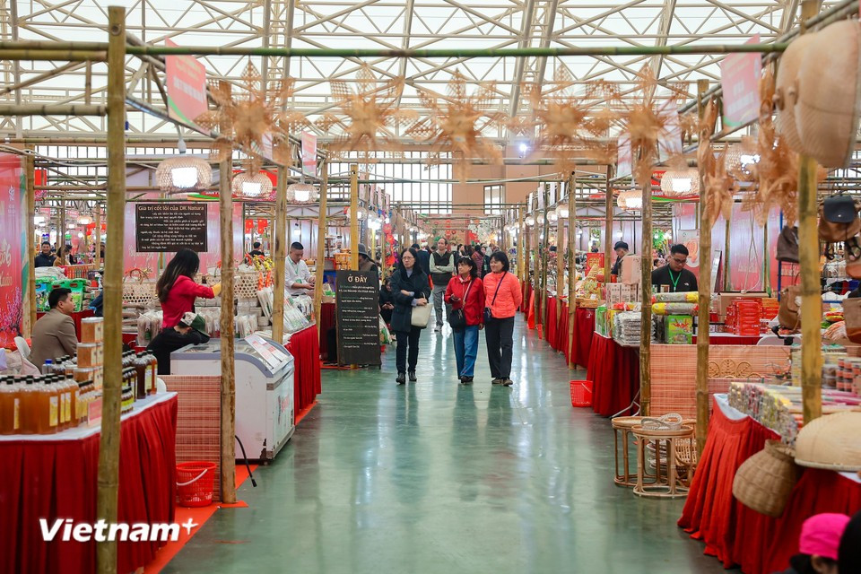 “团圆春节”主题展区集中展示陶瓷、漆器、竹藤编织、金箔等传统手工艺村产品。图自 越通社《Vietnam+》