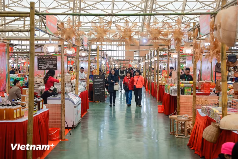 “团圆春节”主题展区集中展示陶瓷、漆器、竹藤编织、金箔等传统手工艺村产品。图自 越通社《Vietnam+》