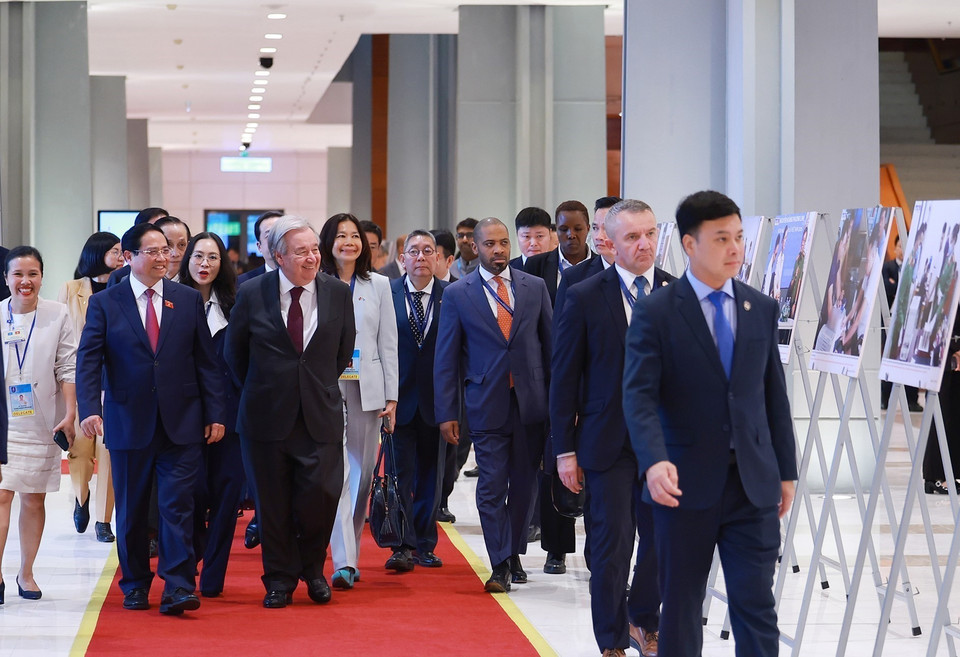 ChatGPT đã nói:越南政府总理范明政与联合国秘书长安东尼奥·古特雷斯共同出席首次高级别全体讨论会。图自 越通社