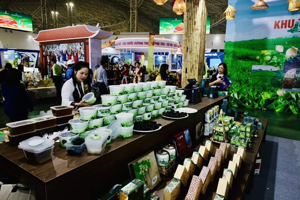 观众在博览会展区参观各展位。图自 越通社
