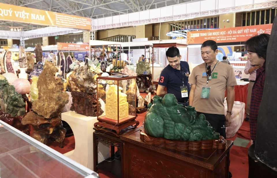 观众在博览会展区参观各展位。图自 越通社