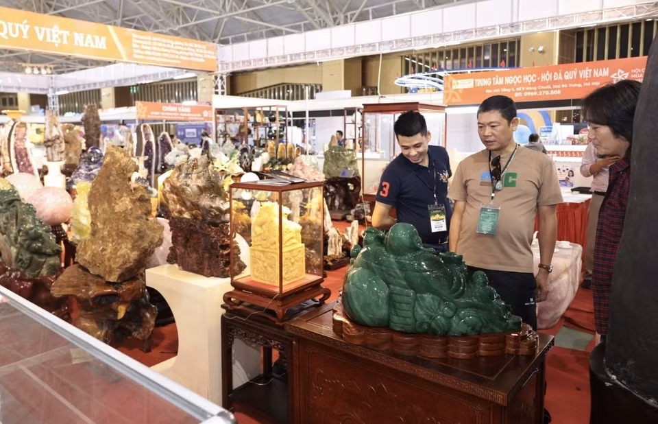 观众在博览会展区参观各展位。图自 越通社