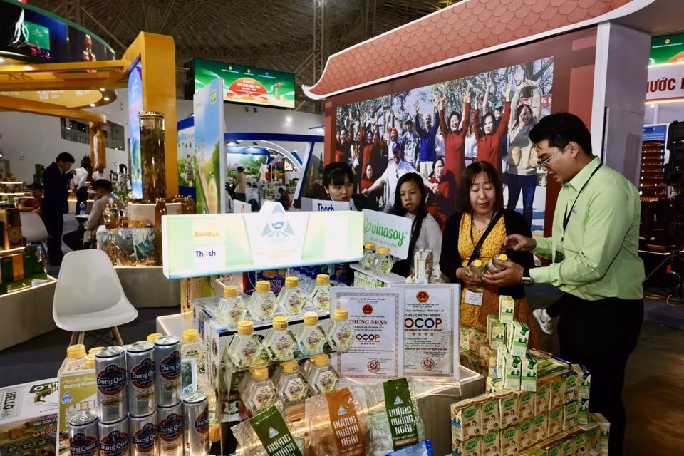 观众在博览会展区参观各展位。图自 越通社