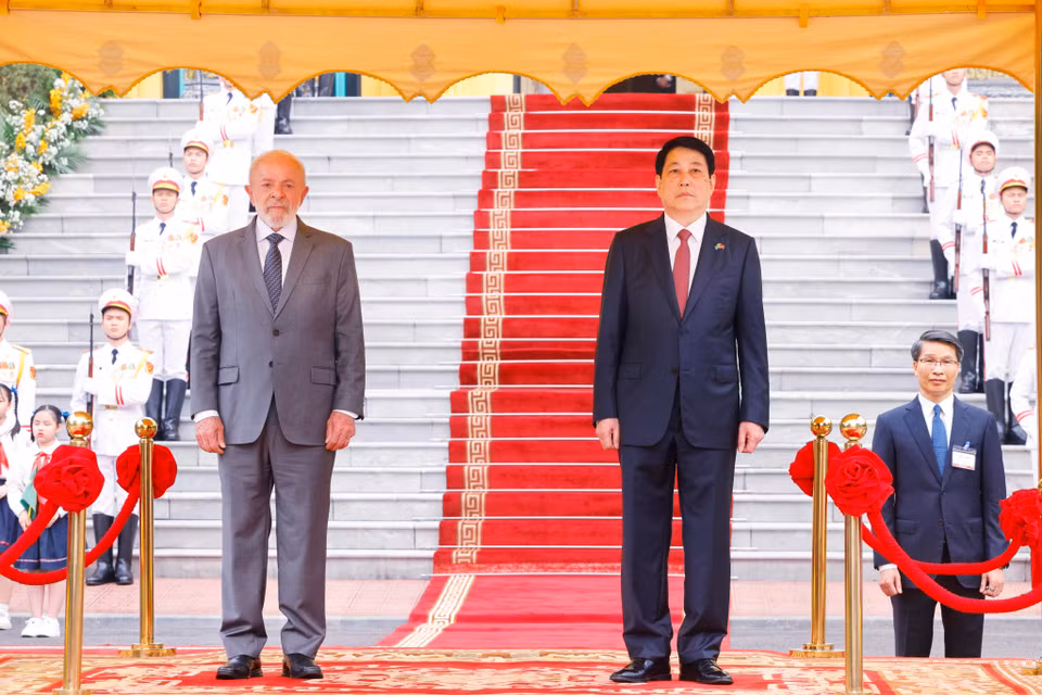 国家主席梁强与巴西总统卢拉聆听两国国歌。图自 越通社