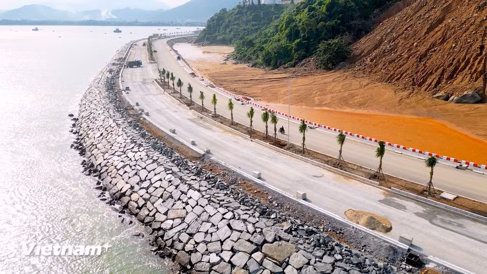 港口连接道路分为两段：第一段长1.2公里，6车道，宽30米；第二段长0.6公里，2车道，宽8米。图自 越通社《Vietnam+》