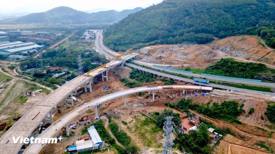 莲沼港沿海道路项目目前已完成82.30%的施工进度。图自 越通社《Vietnam+》