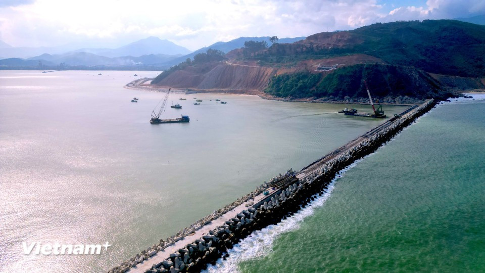 航道及水域施工部分中，航道全长约 7.3公里，截至目前已完成99.09%的施工进度。图自 越通社《Vietnam+》