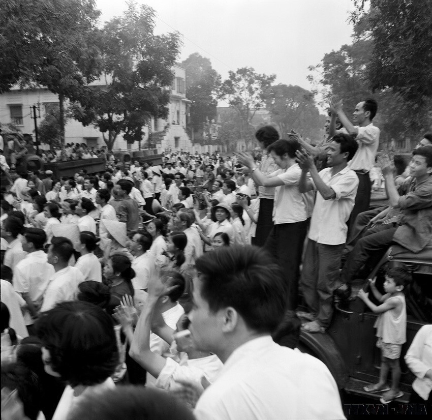 1975年4月30日下午,得知西贡解放的消息,首都人民聚集在河内李长杰街5号的越通社总部门前,欢欣鼓舞、共同庆祝这一历史时刻。图自 越通社
