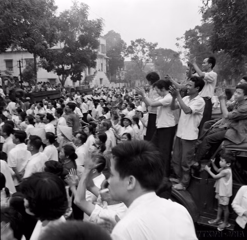 1975年4月30日下午，得知西贡解放的消息，首都人民聚集在河内李长杰街5号的越通社总部门前，欢欣鼓舞、共同庆祝这一历史时刻。图自 越通社