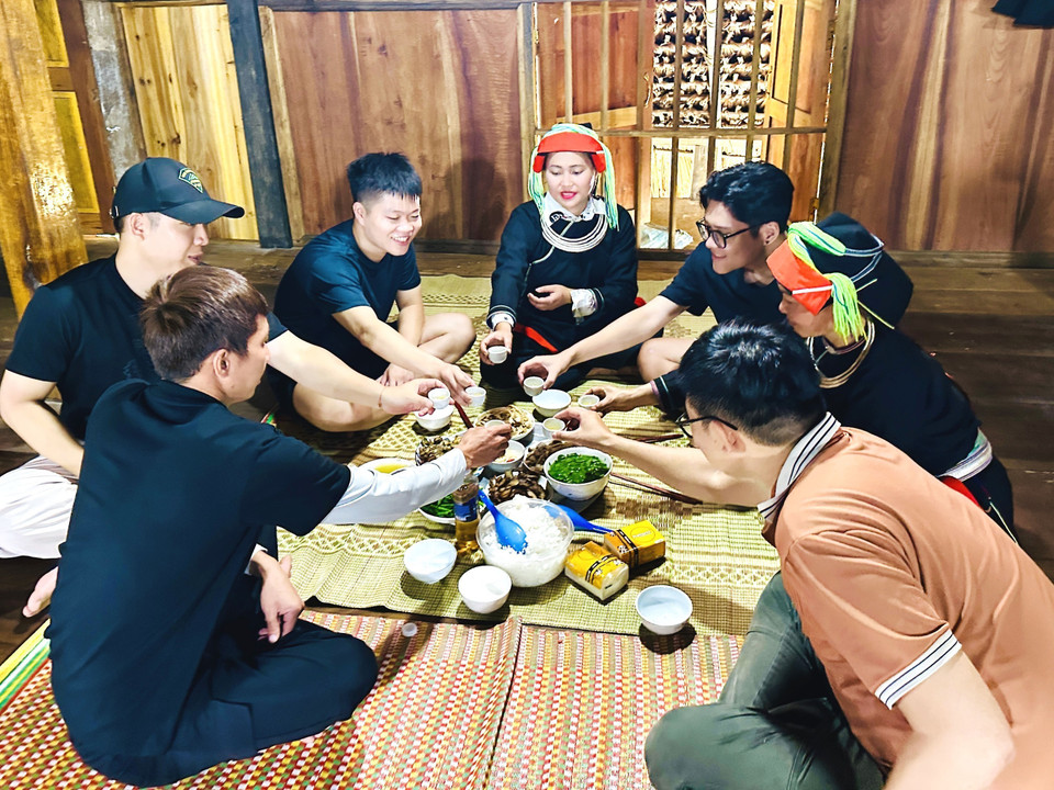 宣光省清水乡苔藓屋顶高脚屋中，一席瑶族特色菜肴的家常饭散发着浓郁的民族风情。图自 越通社