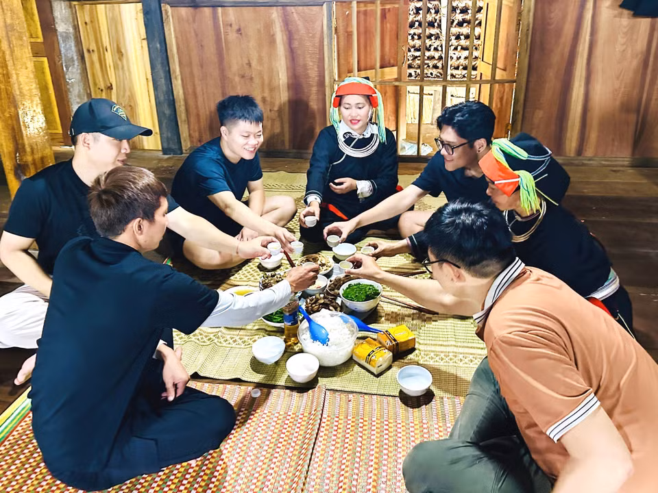 宣光省清水乡苔藓屋顶高脚屋中，一席瑶族特色菜肴的家常饭散发着浓郁的民族风情。图自 越通社