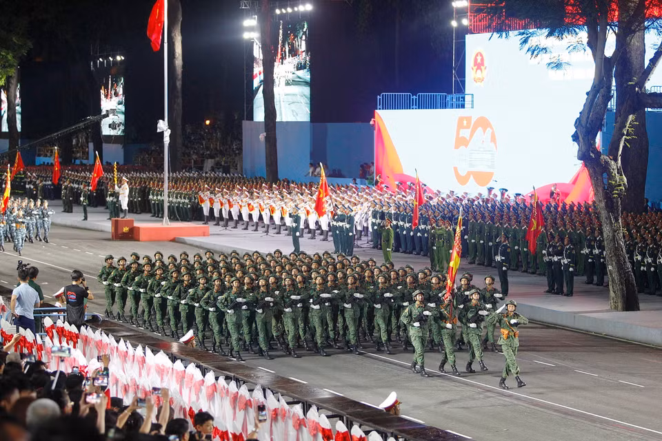 越南人民军各方队参加纪念南方解放、国家统一50周年庆典的阅兵和游行预演。图自 越通社