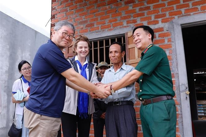 联合国开发计划署(UNDP)驻越南首席代表凯特林•维森率团前往平定省富吉县吉仁乡,走访完成排雷和爆炸物清除工作的地区居民(2020年10月20日)。图自越通社