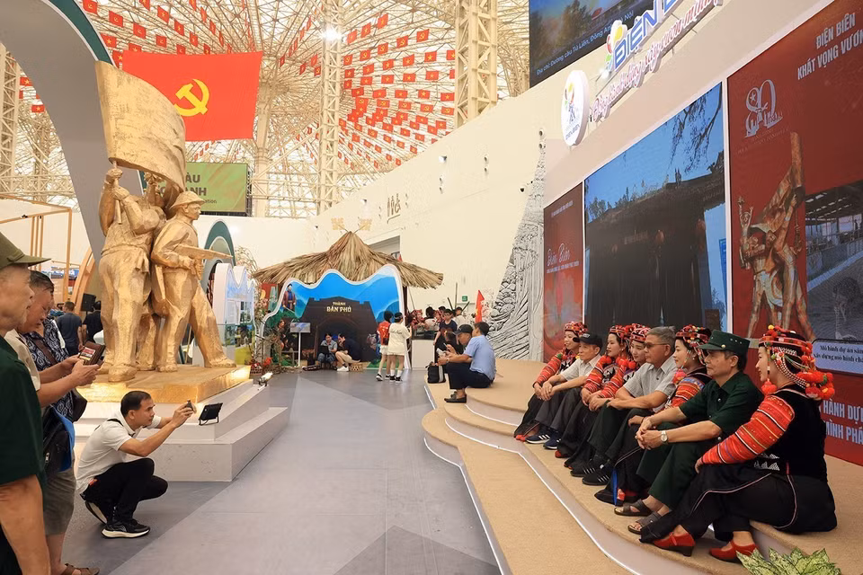 民众在奠边省展区，同哈尼族同胞合影留念。图自 越通社
