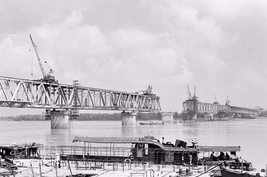 1983年，升龙大桥建设工地上，广大干部与工人坚守一线，全身心投入施工建设。图自 越通社