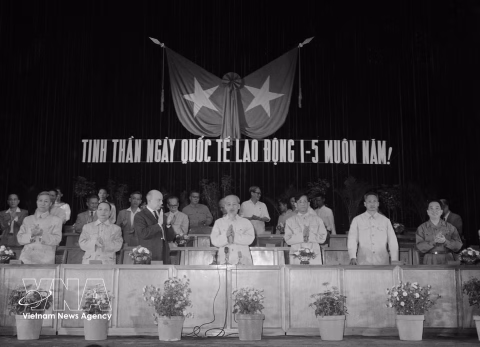 1946年2月18日，胡志明主席签署法令，将5月1日正式定为法定节假日。图为胡志明主席出席1955年“五一”国际劳动节纪念活动。图自 越通社