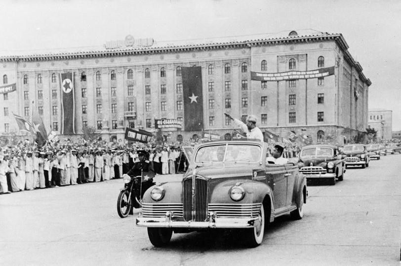 1957年7月8日，平壤市民热烈欢迎由胡志明主席率领的越南党和政府高级代表团从7月8日至12日对朝鲜民主主义人民共和国进行的友好访问。图自 越通社