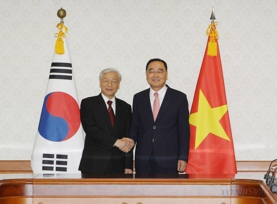 在对韩国进行国事访问期间,2014年10月2日,越共中央总书记阮富仲会见韩国总理郑烘原。图自 越通社