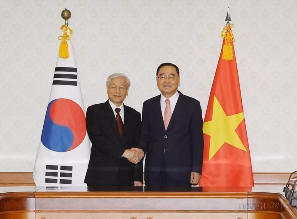 在对韩国进行国事访问期间，2014年10月2日，越共中央总书记阮富仲会见韩国总理郑烘原。图自 越通社