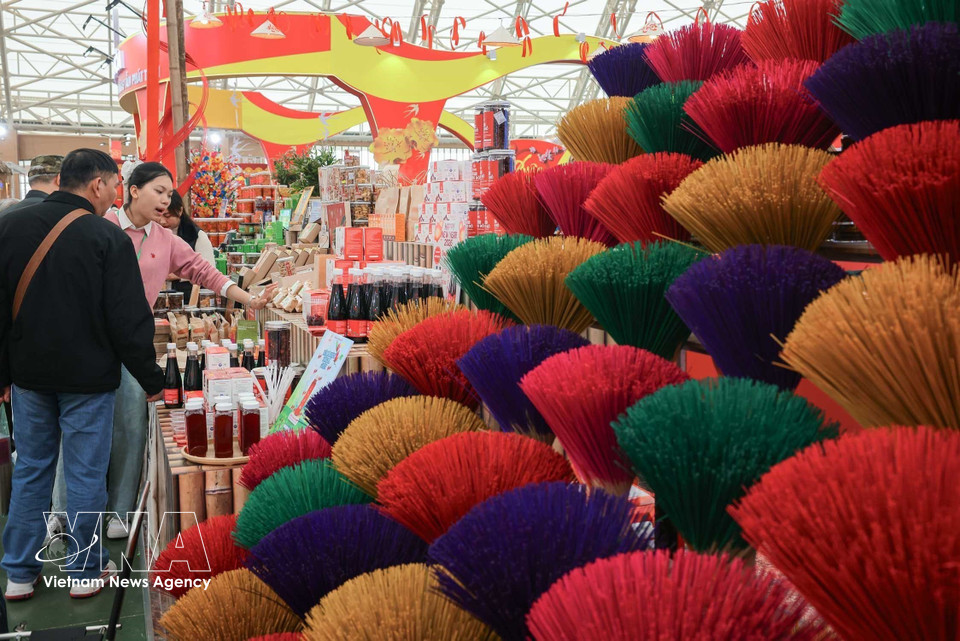 展位集中呈现顺化多座传统制香村的代表性手工制品。图自 越通社