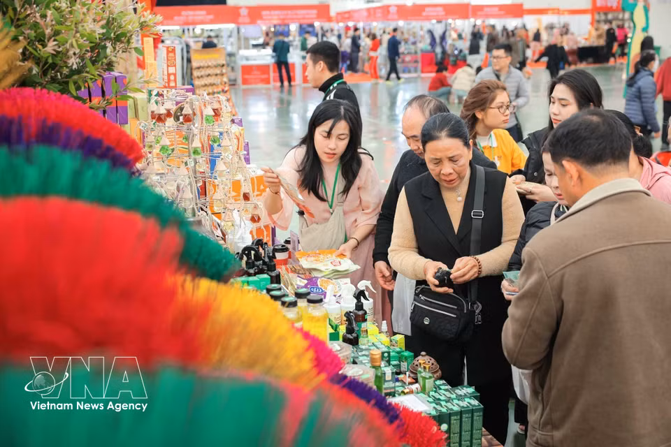 消费者在春季博览会上选购顺化特色产品。图自 越通社