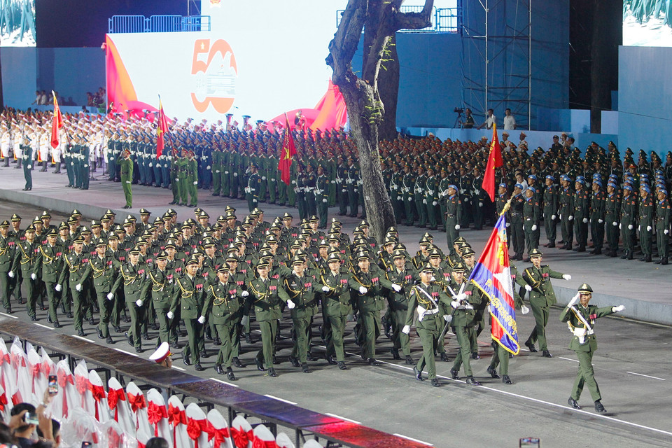 柬埔寨王家军方队参加越南纪念南方解放、国家统一50周年庆典的阅兵游行预演。图自 越通社