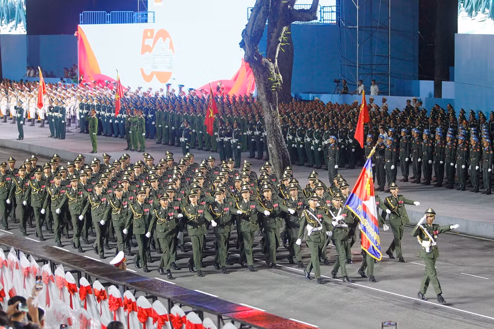 柬埔寨王家军方队参加越南纪念南方解放、国家统一50周年庆典的阅兵游行预演。图自 越通社