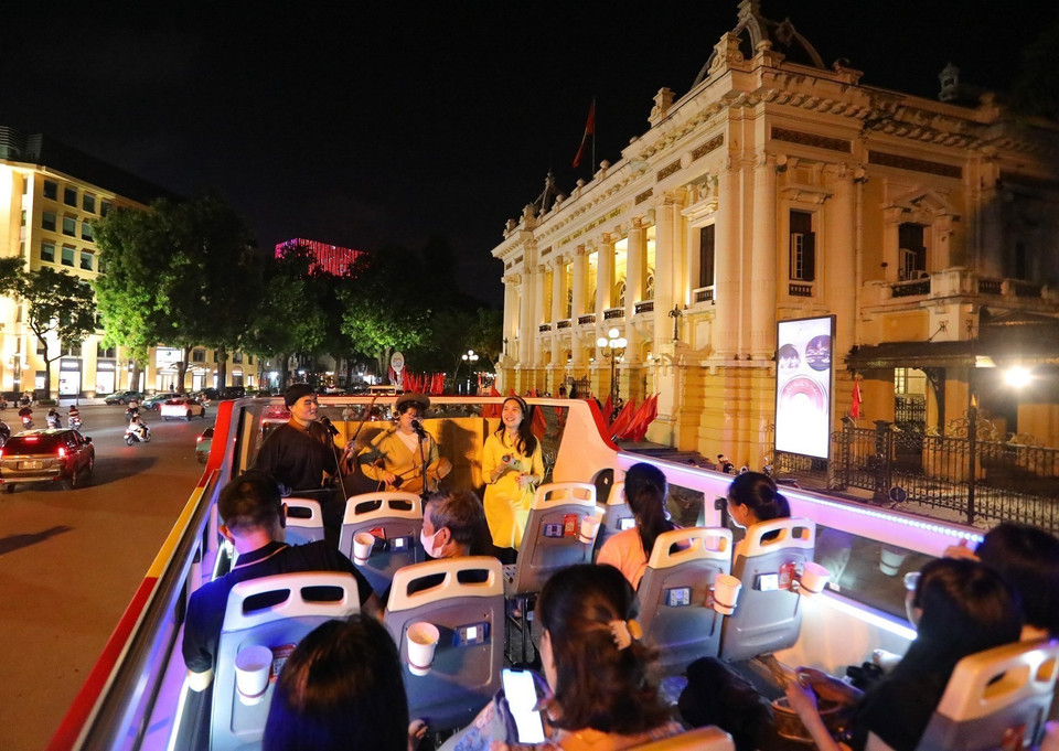 “巴士上盲人曲演唱”于2025年6月28日晚经过河内大剧院。图自越通社