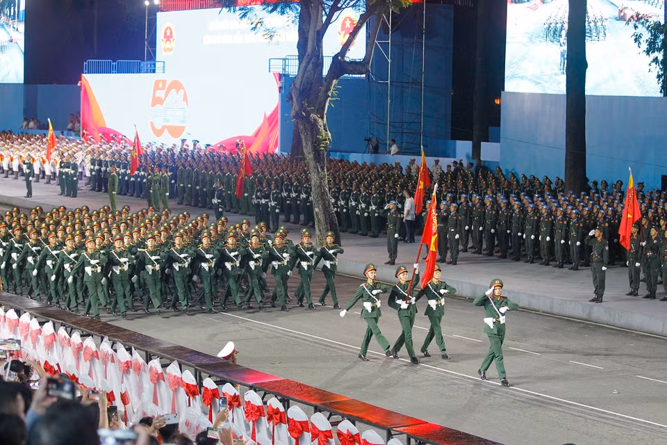 越南人民军各方队参加纪念南方解放、国家统一50周年庆典的阅兵和游行预演。图自 越通社