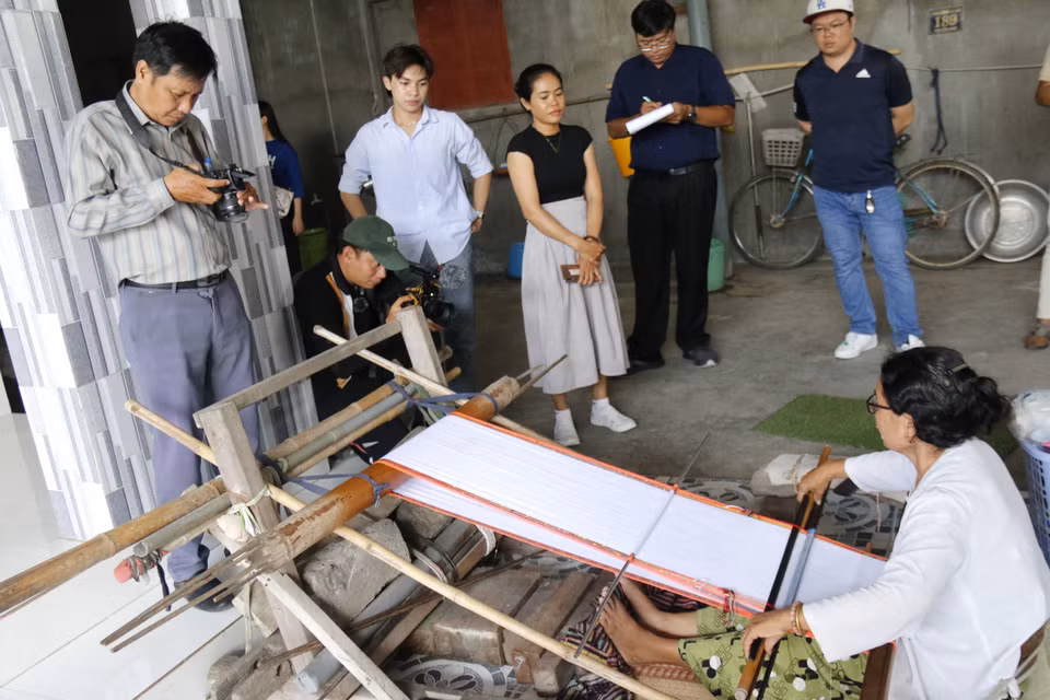 占族同胞展示土锦纺织技艺，为游客增添沉浸式文化体验空间。图自 越通社