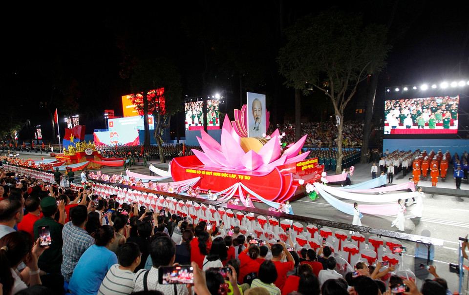 纪念南方解放、国家统一50周年庆典的阅兵和游行预演，于4月25日晚在胡志明市第一郡黎笋街举行。图自 越通社