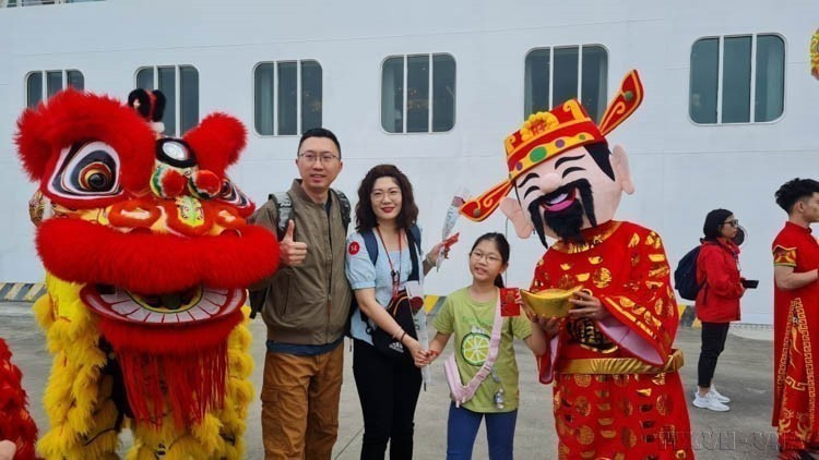 承载600名中国游客的招商伊敦号邮轮(中国籍高端邮轮)于2月13日（即正月初四）停靠广宁省下龙国际客运港。这是2024甲辰年第一艘停靠该港的国际邮轮。图自越通社