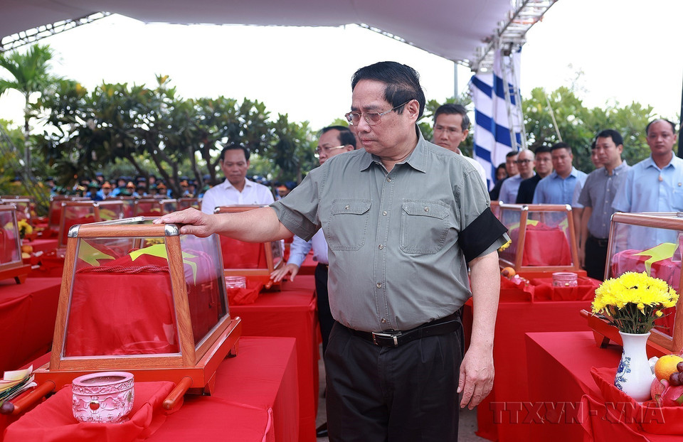 2025年7月,政府总理范明政出席在安江省泰山坊得婆坡(Dốc Bà Đắc)陵园举行举行的在柬埔寨和国内牺牲的越南烈士及专家追悼会及安葬仪式。图自 越通社