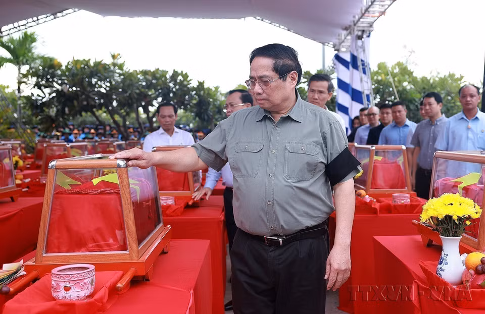 2025年7月，政府总理范明政出席在安江省泰山坊得婆坡（Dốc Bà Đắc）陵园举行举行的在柬埔寨和国内牺牲的越南烈士及专家追悼会及安葬仪式。图自 越通社