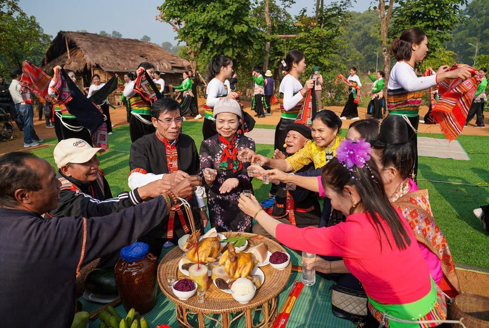 新米节仪式结束后，村民们一起享用由新米、猪肉制成的菜肴，并饮用竹管酒。图自 越通社