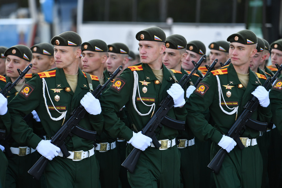 俄罗斯士兵参加在俄罗斯莫斯科举行的纪念反法西斯战争胜利阅兵式。图自越通社