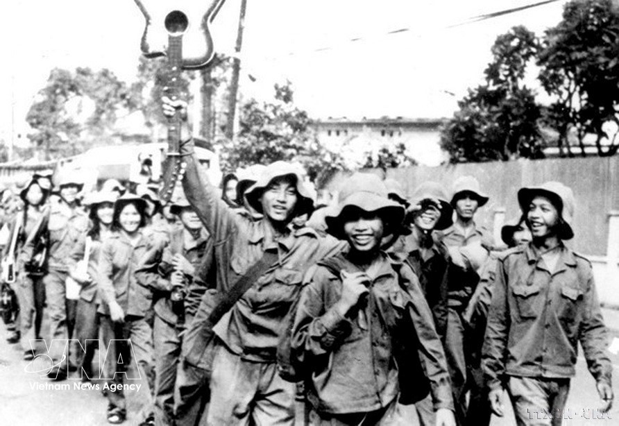 国家统一后，胡志明市青年积极投身新经济区建设（1976年3月28日）。图自越通社