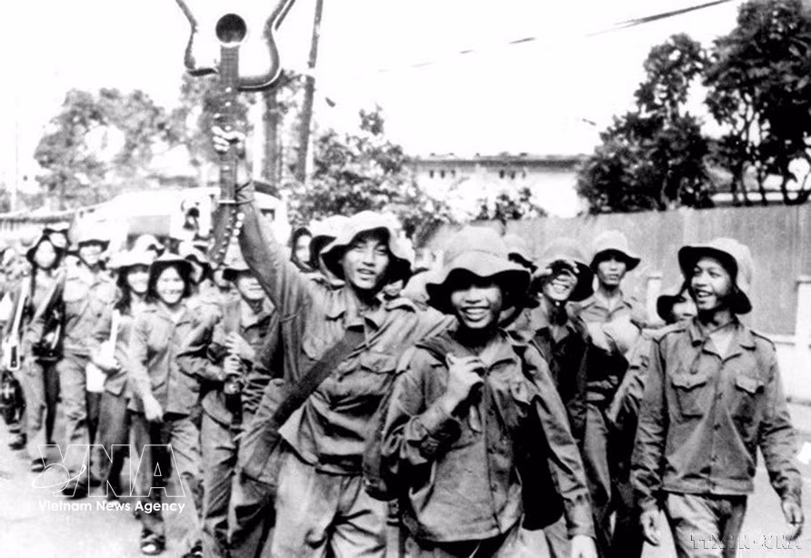 国家统一后，胡志明市青年积极投身新经济区建设（1976年3月28日）。图自越通社