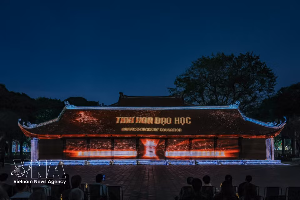 光影之旅以富有情感与创意的表达再现文庙—国子监的历史故事，引领观众以全新视角感受民族文化遗产之美。图自：越通社