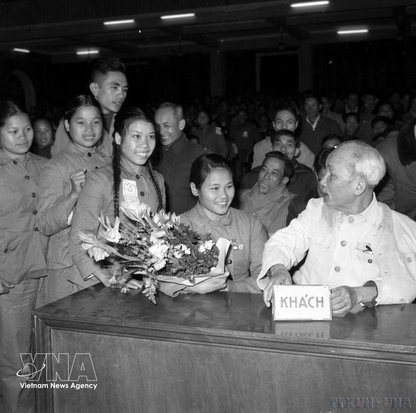 胡志明主席与出席越南北方抗美救国青年冲锋队竞赛大会的代表亲切交谈（1967年1月）。图自越通社