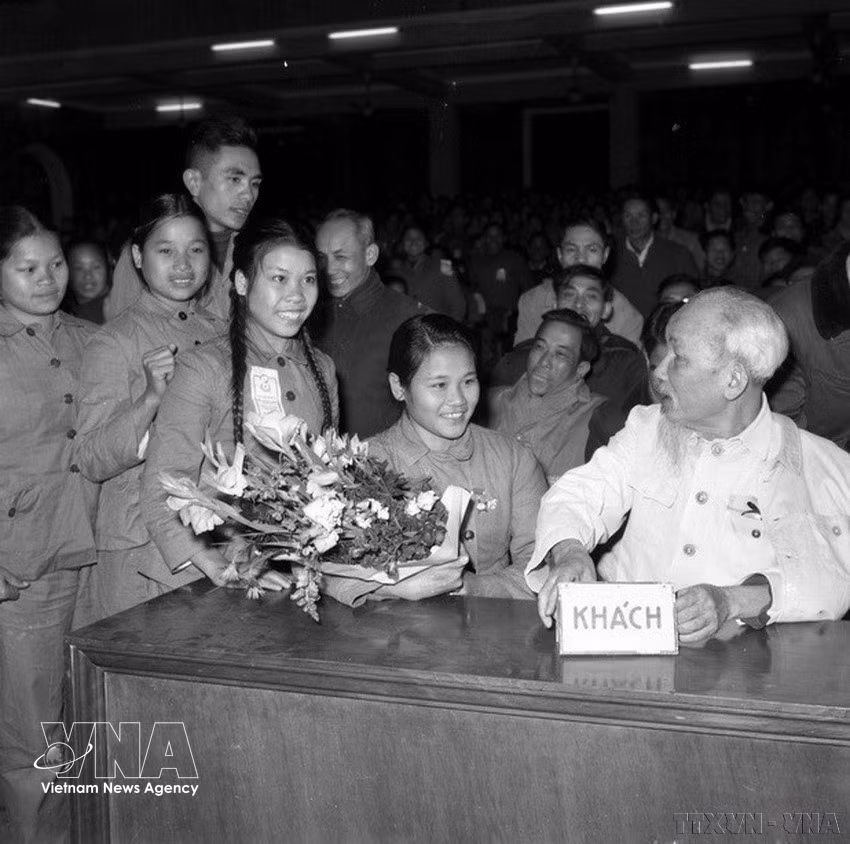 胡志明主席与出席越南北方抗美救国青年冲锋队竞赛大会的代表亲切交谈（1967年1月）。图自越通社