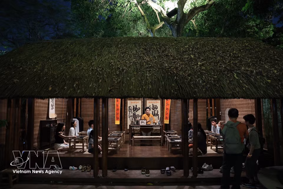 文庙内再现昔日课堂场景，书法体验活动成为连接儒学遗产与当代生活的重要纽带。图自 越通社