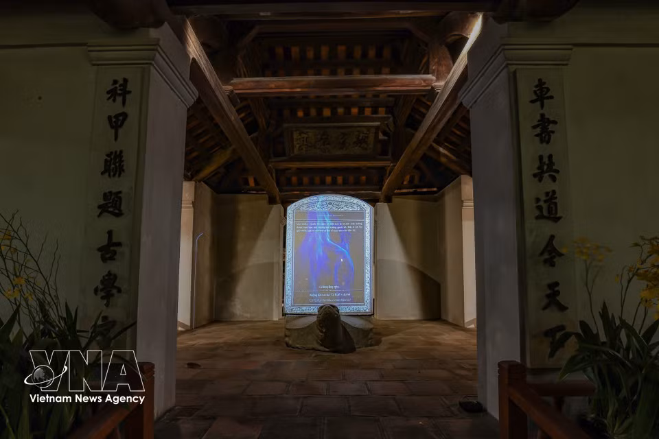 文庙内的石碑不仅是承载历史的文物，在灯光与数字技术的赋能下，正转化为“讲述历史的载体”，推动文化遗产由静态展示向互动体验转型。图自 越通社